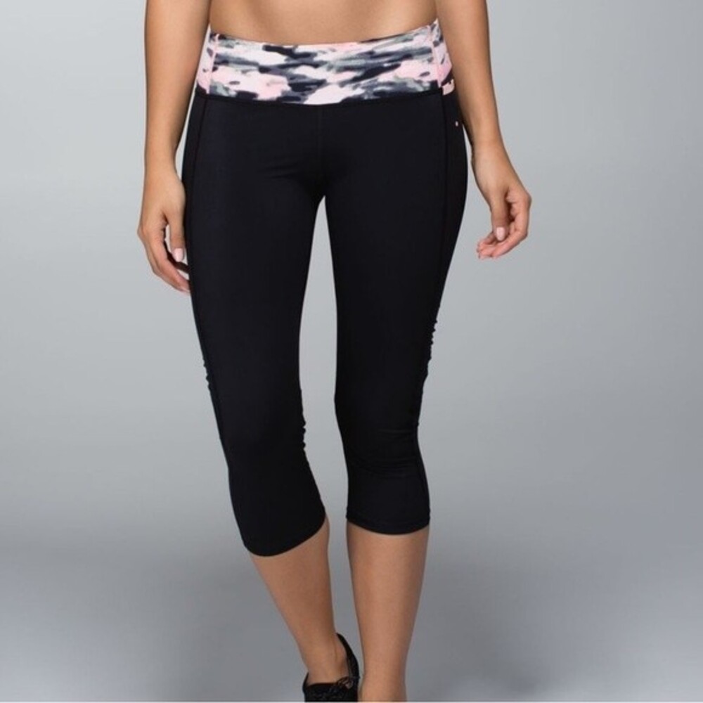 Lululemon Water Bound Crop in Black/Wamo Camo Barely Pink, Size 6